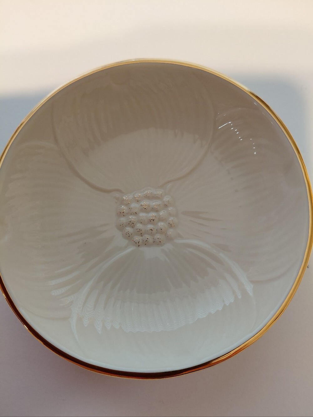 Lenox Beige  Ceramic  with Gold Trim Dogwood Small Nesting Bowl. New In Box